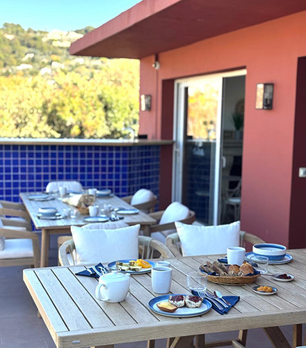 Petit déjeuner avec vue à l'hôtel CasaBella, Mouans-Sartoux
